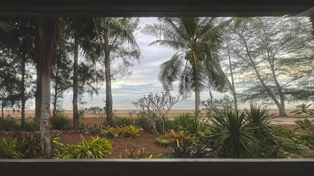 Santi Beach Retreat Chumphon Exterior photo